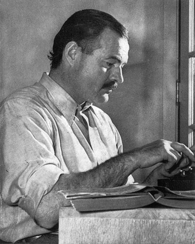 Ernest Hemingway posando para dust jacket photo por Lloyd Arnold Para la primera educion de por quie dobla las campanas, en el Sun Valley Lodge, Idaho, 1939.